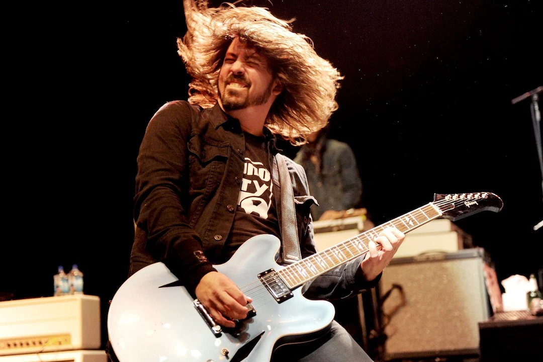 Dave Grohl Jams Metallica / 