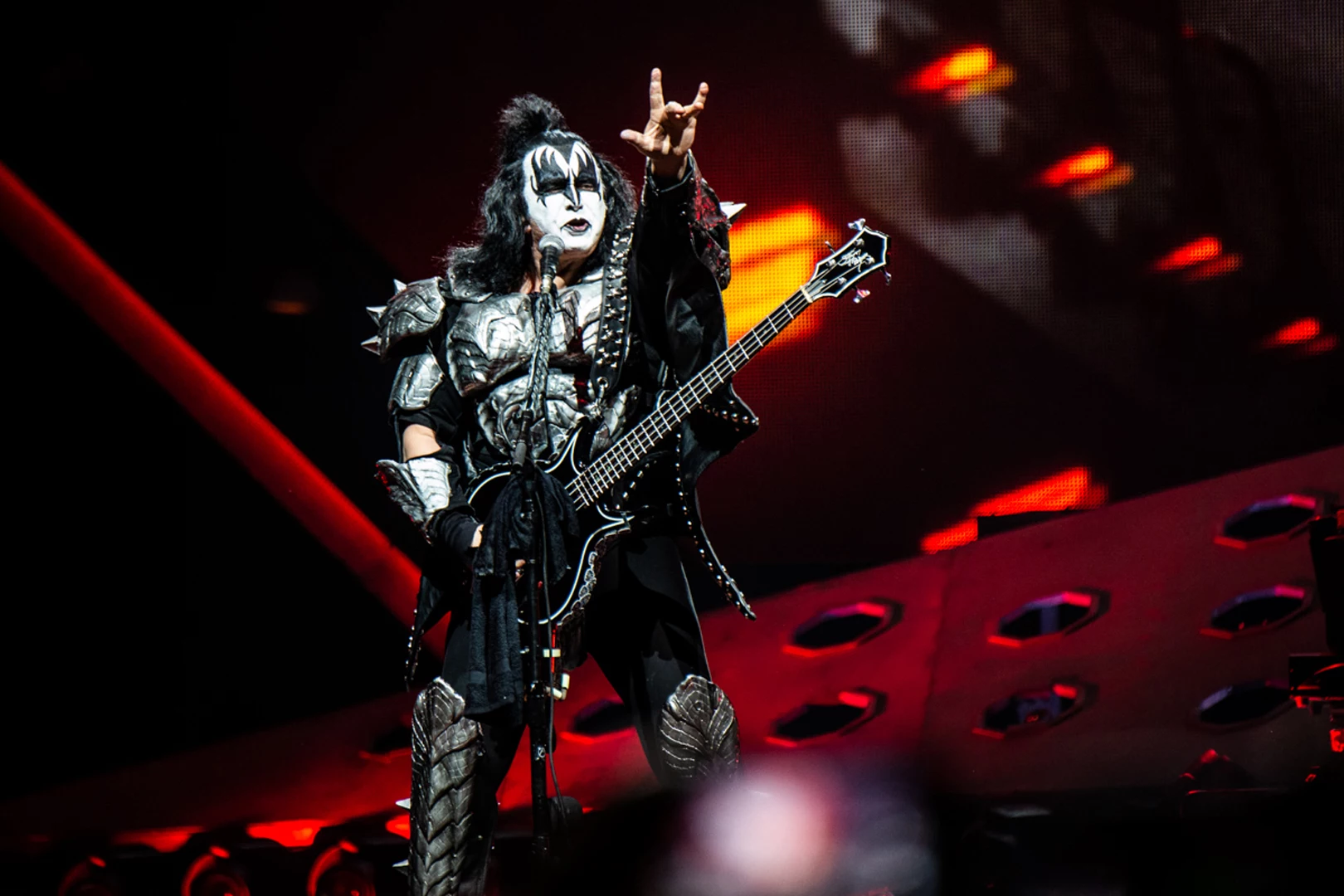 Солист кисс. Джин Симмонс Kiss. Джин Симмонс Kiss 2019 Moscow. Kiss Fire show 76 Gene Simmons. Джин Симмонс в полный рост.